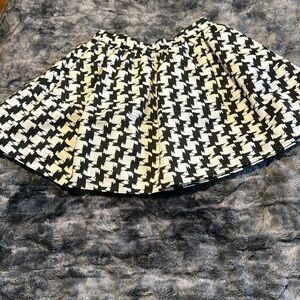 Express, size 2, black & white geometric, mini circle skirt. Has pockets!